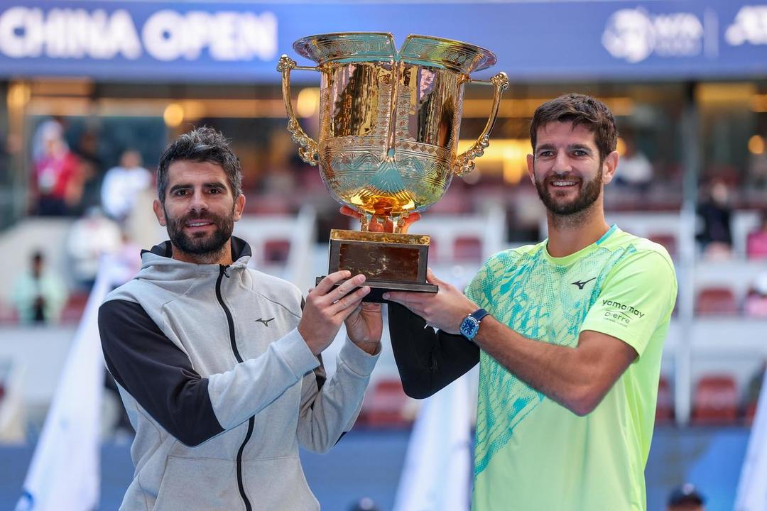 吸引了多位, 去年的年终, 同时他们也