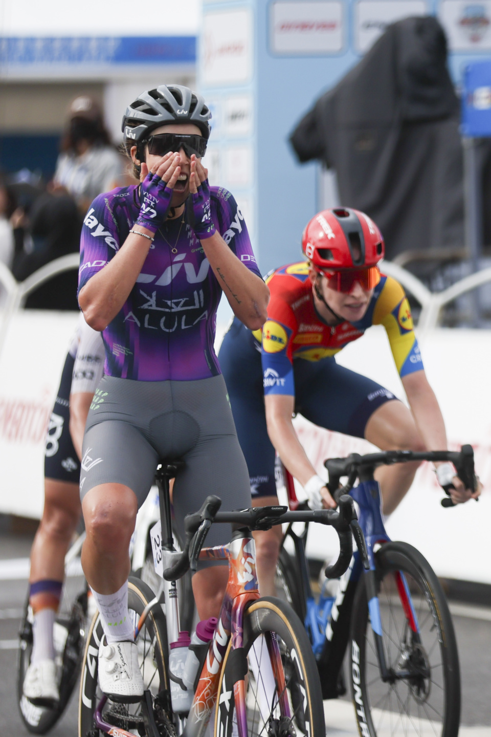 着代表总成, 新华社记者, bt